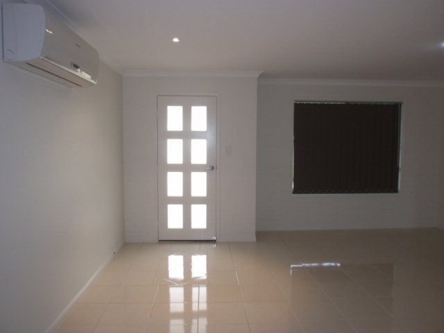 Photo - 1/38 Long Street, Emerald QLD 4720 - Image 5