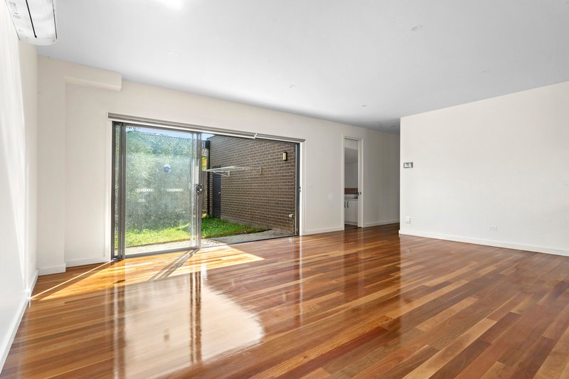 Photo - 1/38 Mccomas Grove, Burwood VIC 3125 - Image 3