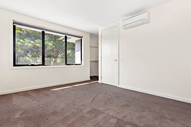 Photo - 1/38 Mccomas Grove, Burwood VIC 3125 - Image 8