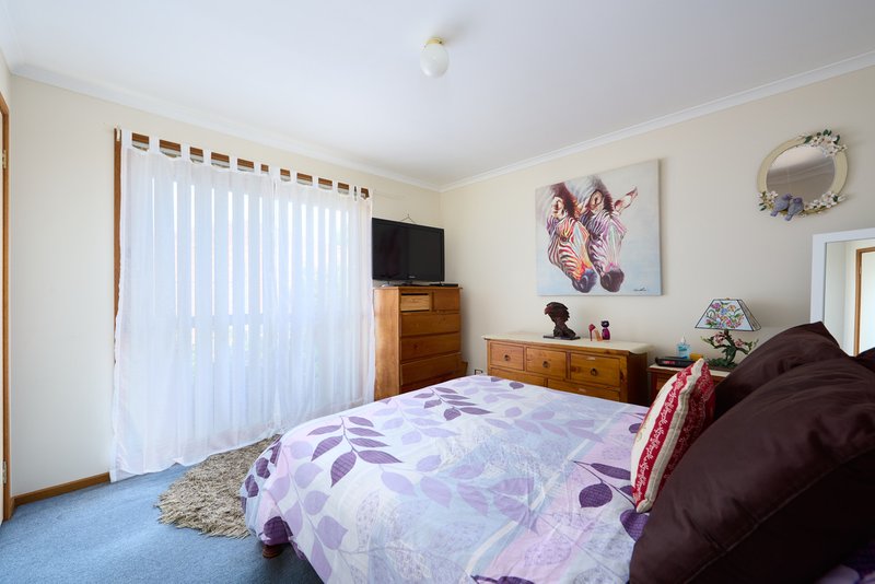 Photo - 139 Courtenay Avenue, Cranbourne North VIC 3977 - Image 6