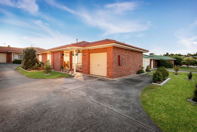 Photo - 1/39 Kingfisher Drive, Wodonga VIC 3690 - Image 2