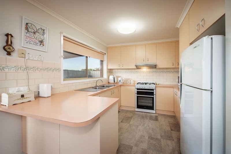 Photo - 1/39 Kingfisher Drive, Wodonga VIC 3690 - Image 3