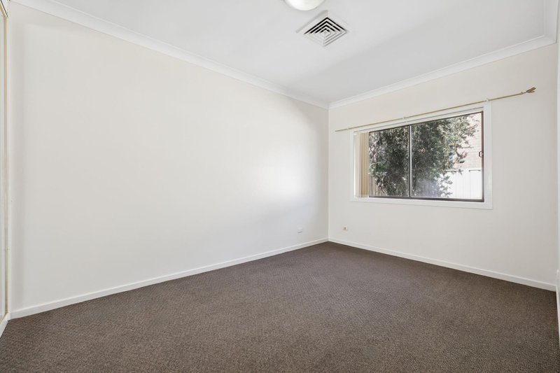 Photo - 1/39 Woodlawn Drive, Toongabbie NSW 2146 - Image 3