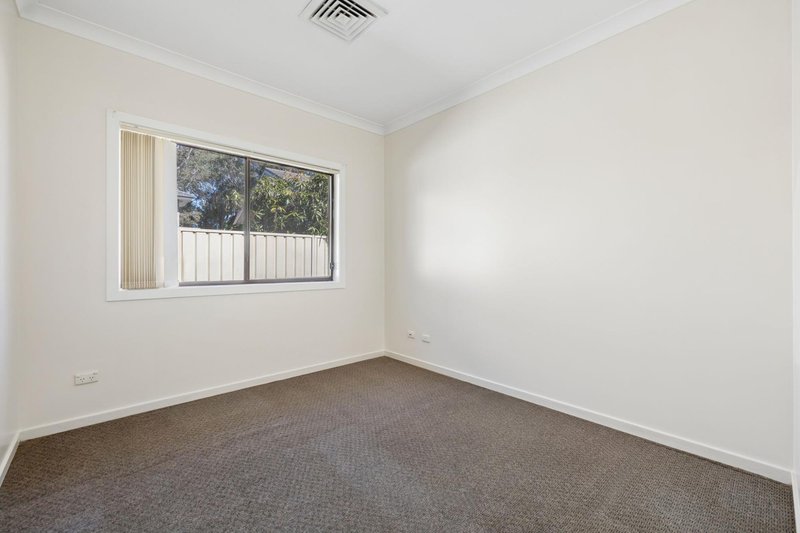 Photo - 1/39 Woodlawn Drive, Toongabbie NSW 2146 - Image 4