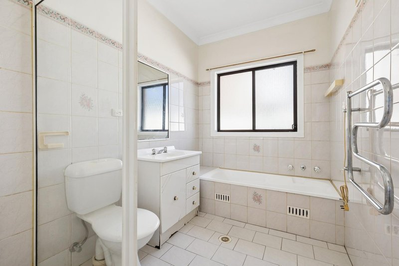 Photo - 1/39 Woodlawn Drive, Toongabbie NSW 2146 - Image 5