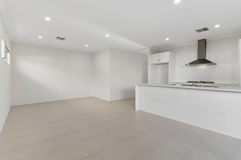 Photo - 13A Oakland Avenue, Cloverdale WA 6105 - Image 4