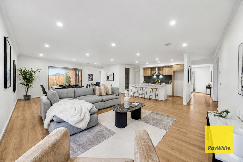 Photo - 14 Adenmore Circuit, Deanside VIC 3336 - Image 5