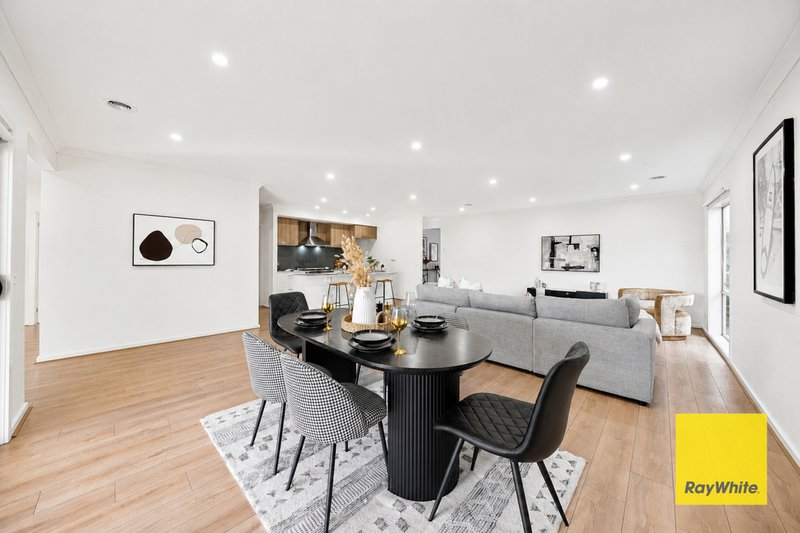 Photo - 14 Adenmore Circuit, Deanside VIC 3336 - Image 6
