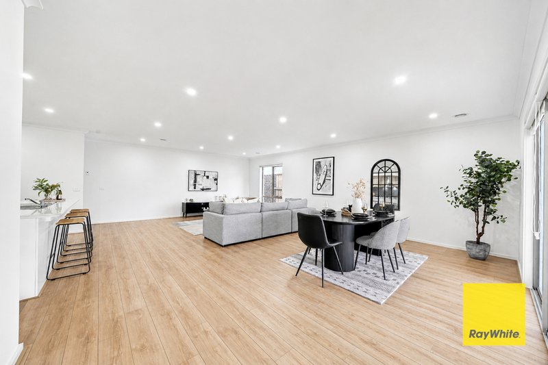 Photo - 14 Adenmore Circuit, Deanside VIC 3336 - Image 7