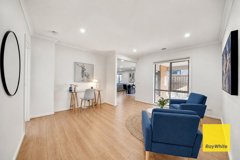 Photo - 14 Adenmore Circuit, Deanside VIC 3336 - Image 9