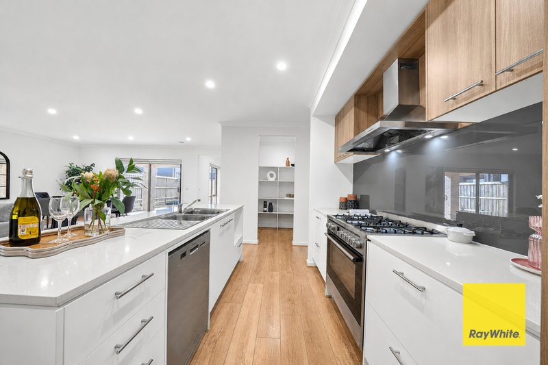 Photo - 14 Adenmore Circuit, Deanside VIC 3336 - Image 10