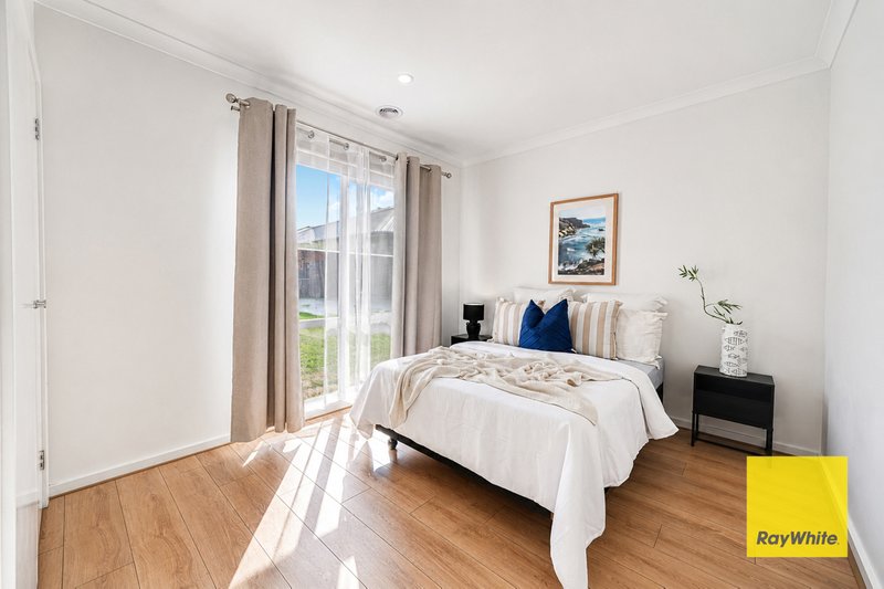 Photo - 14 Adenmore Circuit, Deanside VIC 3336 - Image 13