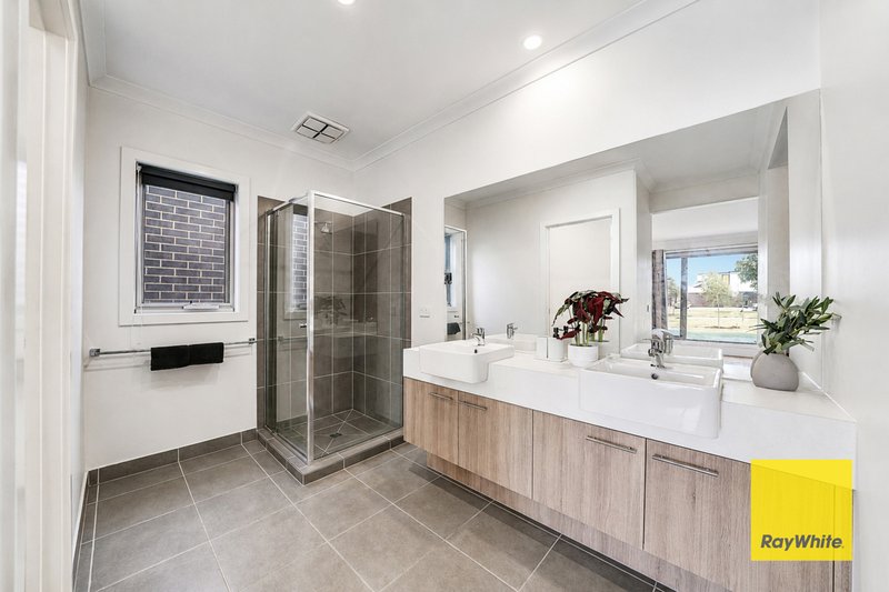 Photo - 14 Adenmore Circuit, Deanside VIC 3336 - Image 17