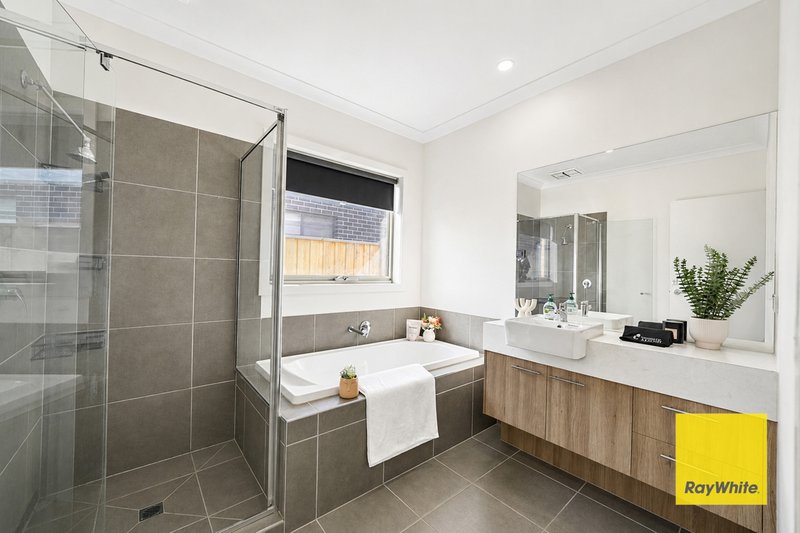 Photo - 14 Adenmore Circuit, Deanside VIC 3336 - Image 18