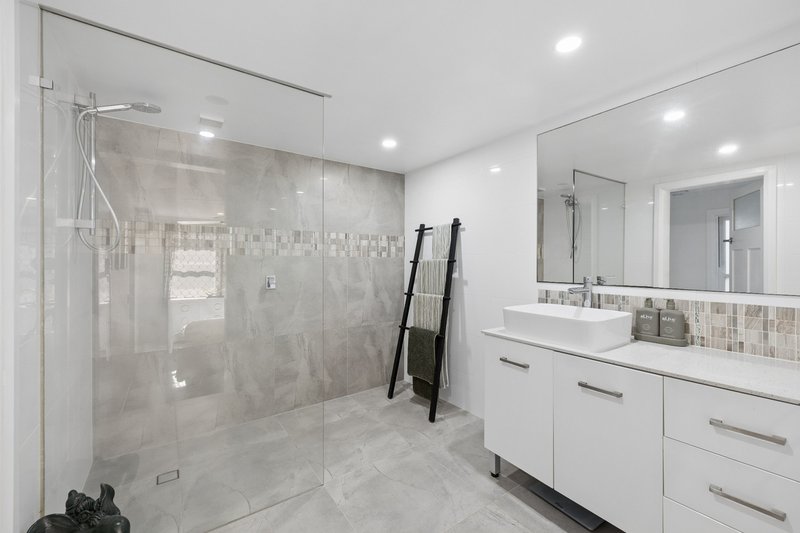 Photo - 14 Agnes Street, Holland Park West QLD 4121 - Image 10