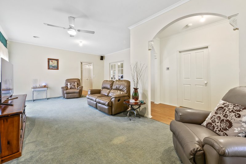 Photo - 14 Arlington Place, Narre Warren South VIC 3805 - Image 6