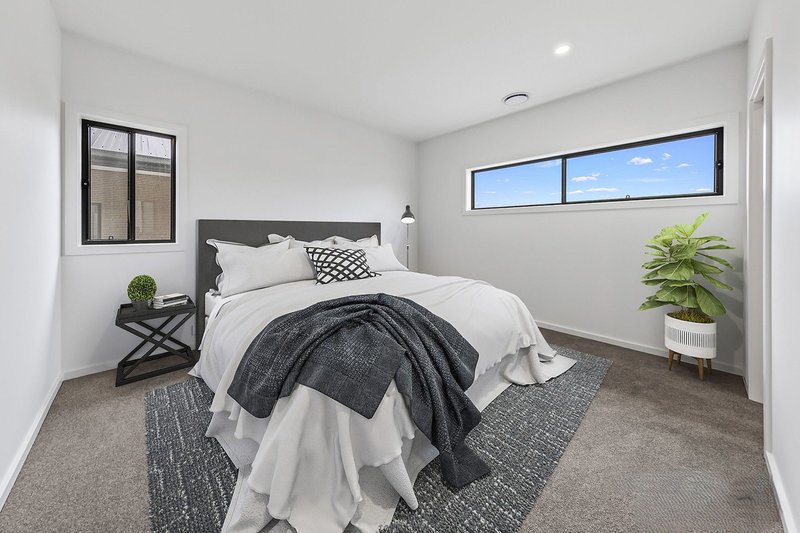 Photo - 14 Ballandean Boulevard, Gledswood Hills NSW 2557 - Image 5