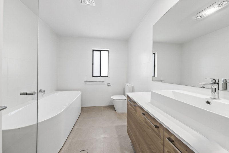 Photo - 14 Ballandean Boulevard, Gledswood Hills NSW 2557 - Image 6