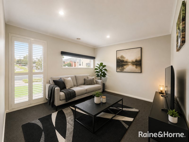 Photo - 14 Benedetto Crescent, Cranbourne East VIC 3977 - Image 2