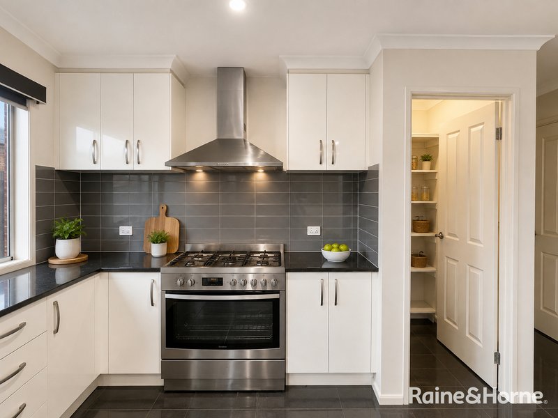 Photo - 14 Benedetto Crescent, Cranbourne East VIC 3977 - Image 6