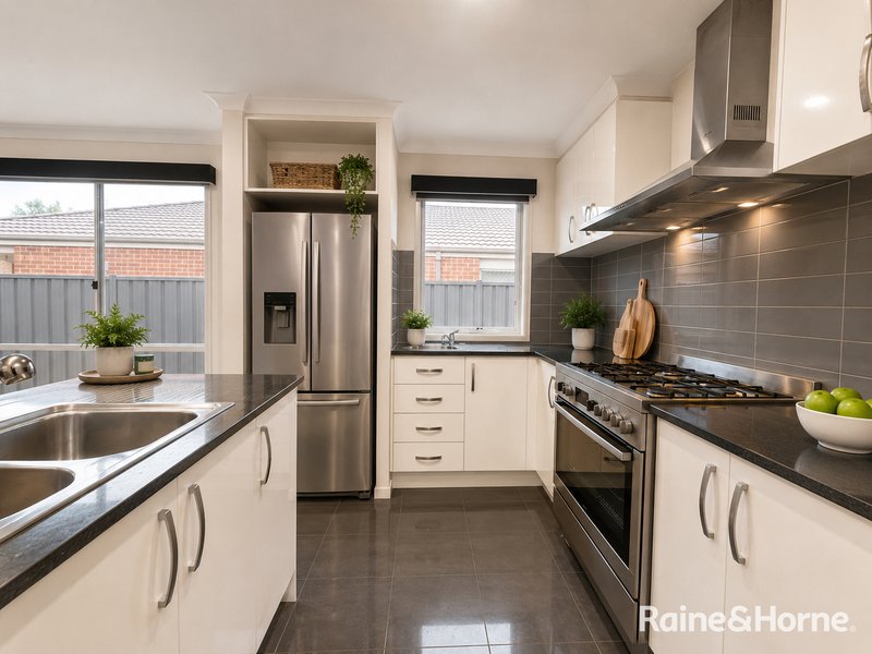 Photo - 14 Benedetto Crescent, Cranbourne East VIC 3977 - Image 7
