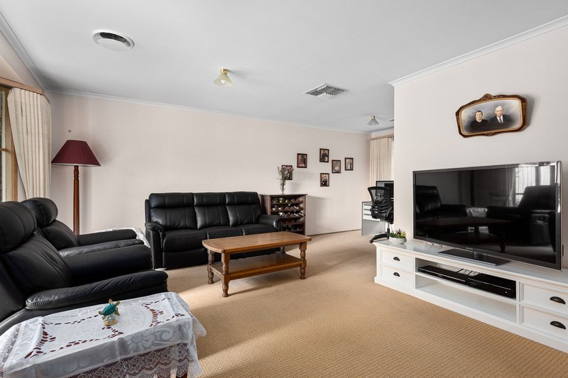 Photo - 14 Bertrand Cl , Berwick VIC 3806 - Image 2