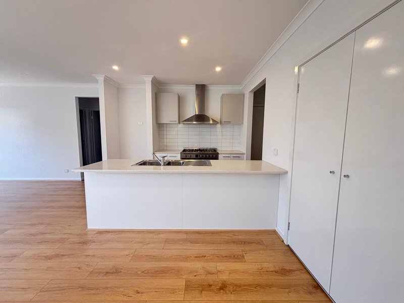 Photo - 14 Bet Street, Truganina VIC 3029 - Image 4