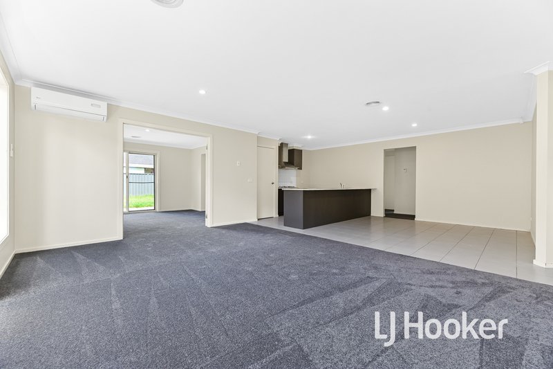 Photo - 14 Boldrewood Place, Lynbrook VIC 3975 - Image 2