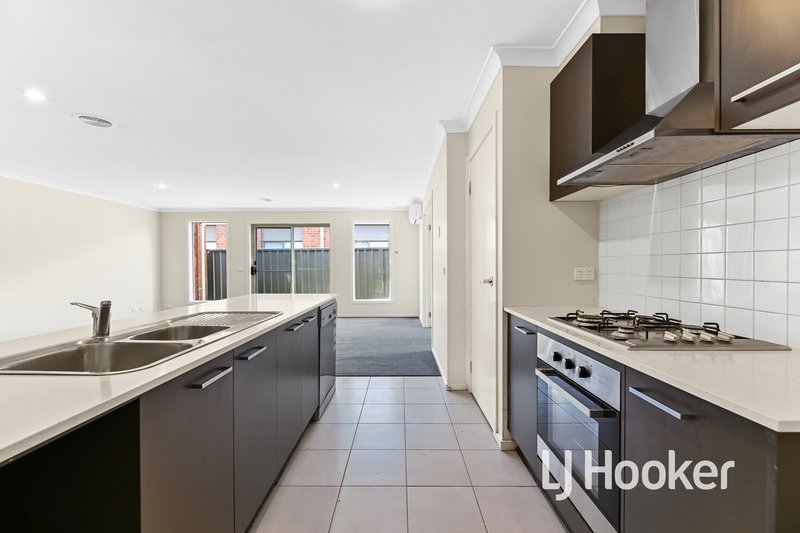 Photo - 14 Boldrewood Place, Lynbrook VIC 3975 - Image 3