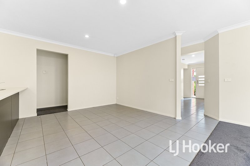 Photo - 14 Boldrewood Place, Lynbrook VIC 3975 - Image 4