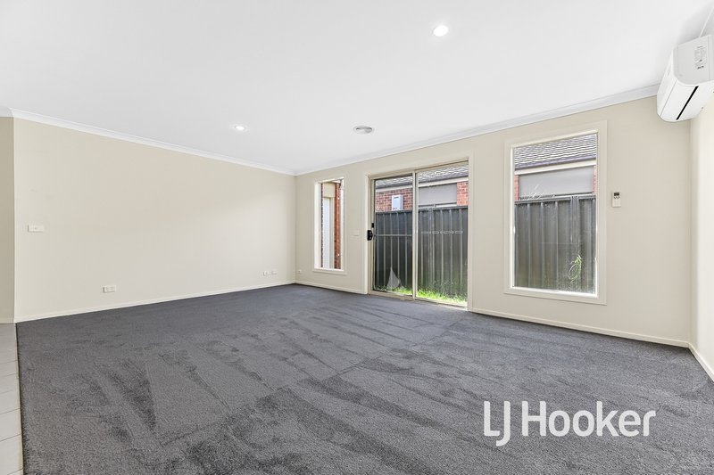 Photo - 14 Boldrewood Place, Lynbrook VIC 3975 - Image 5