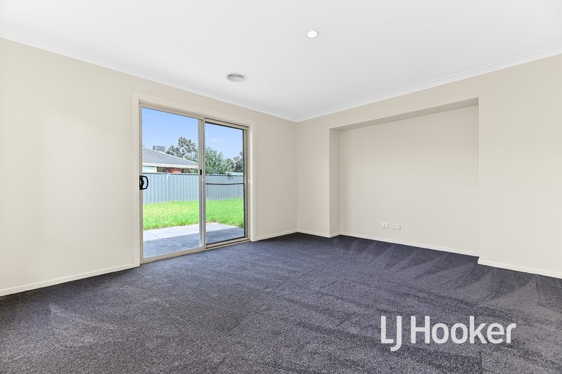 Photo - 14 Boldrewood Place, Lynbrook VIC 3975 - Image 6