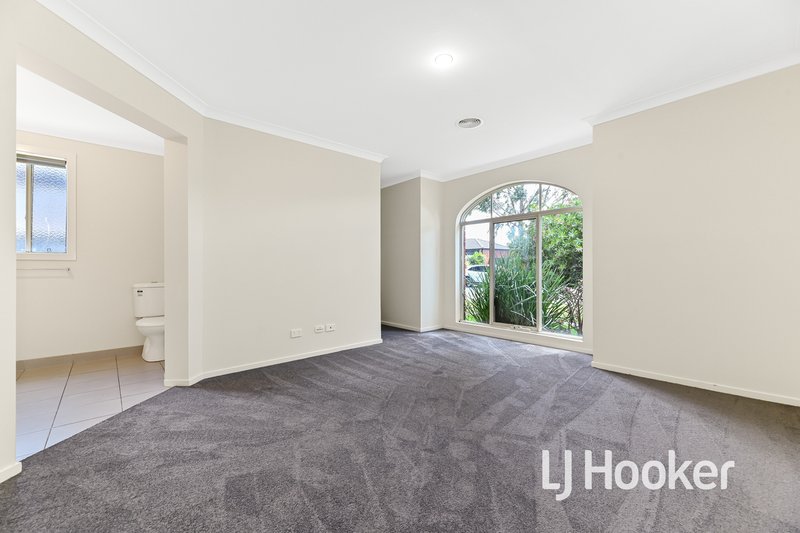 Photo - 14 Boldrewood Place, Lynbrook VIC 3975 - Image 7