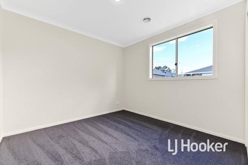 Photo - 14 Boldrewood Place, Lynbrook VIC 3975 - Image 9