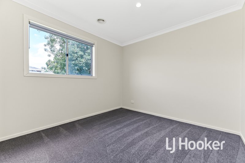 Photo - 14 Boldrewood Place, Lynbrook VIC 3975 - Image 11