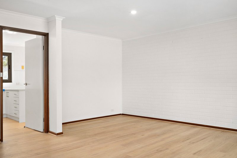 Photo - 14 Brownlow Place, Holt ACT 2615 - Image 4