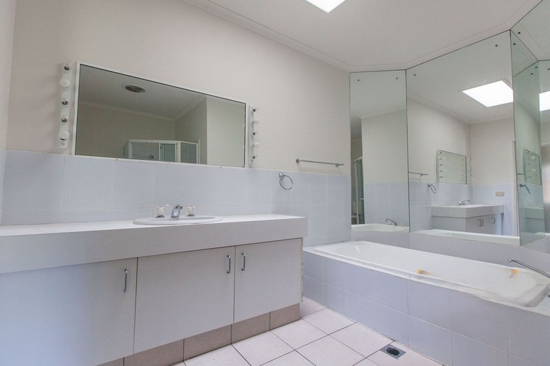 Photo - 14 Cabana Blvd , Benowa QLD 4217 - Image 11