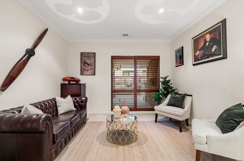 Photo - 14 Cairn Drive, South Morang VIC 3752 - Image 5