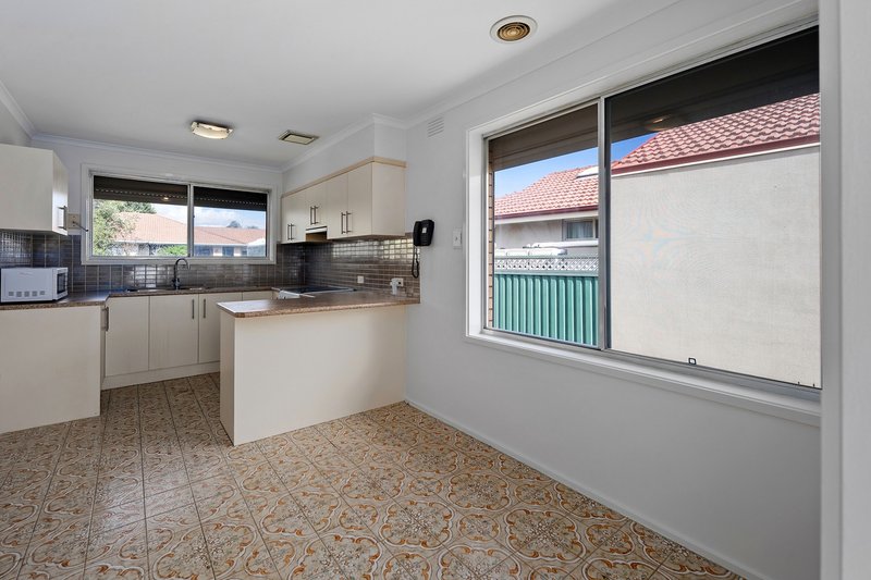 Photo - 14 Canberra Grove, Lalor VIC 3075 - Image 3