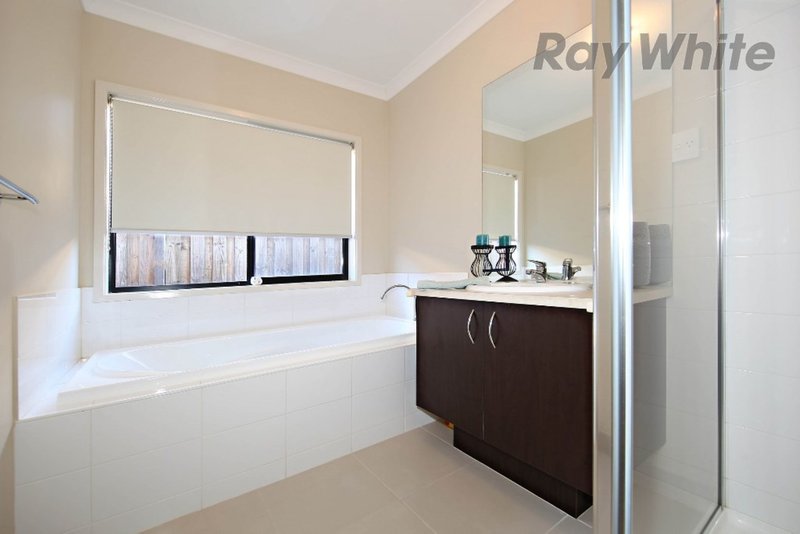 Photo - 14 Canegrass Drive, Point Cook VIC 3030 - Image 6