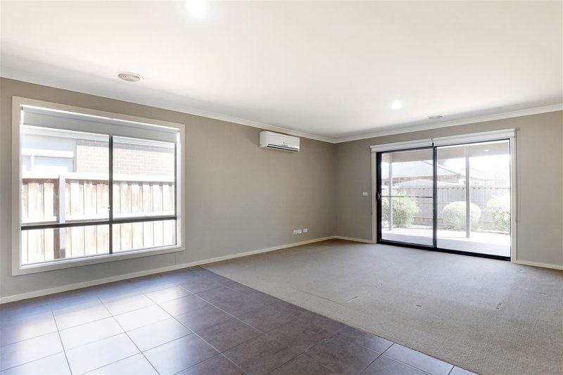 Photo - 14 Caraleena Drive, Tarneit VIC 3029 - Image 3