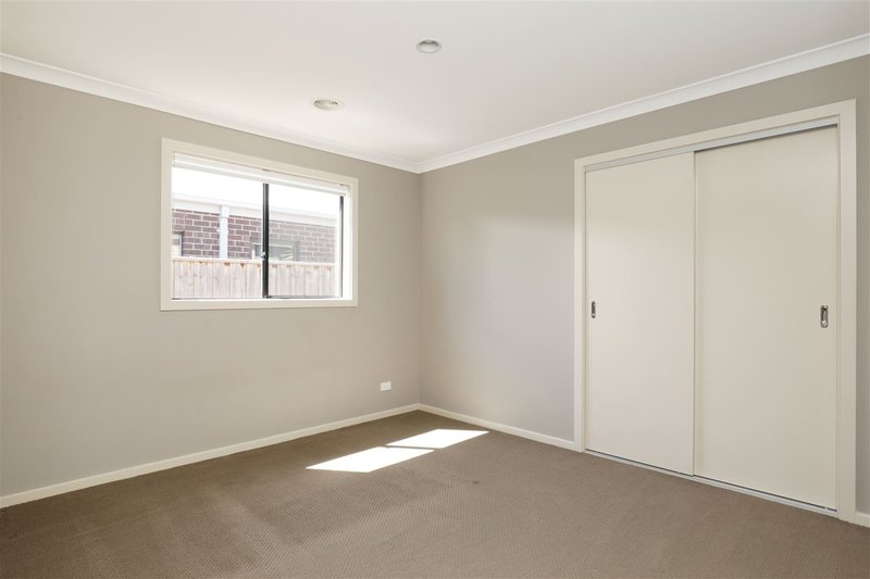 Photo - 14 Caraleena Drive, Tarneit VIC 3029 - Image 7