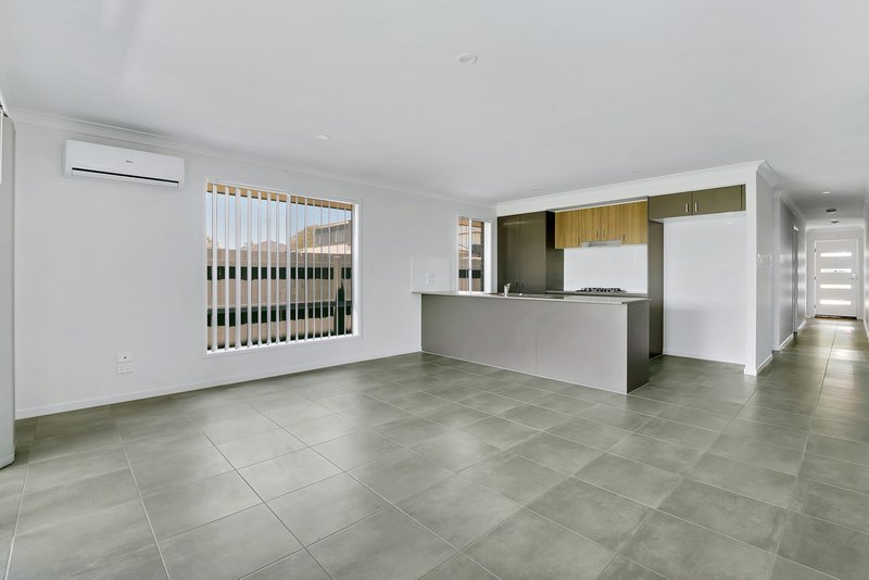 Photo - 14 Cassidy Crescent, Bridgeman Downs QLD 4035 - Image 2