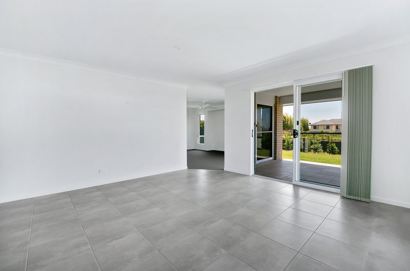 Photo - 14 Cassidy Crescent, Bridgeman Downs QLD 4035 - Image 4