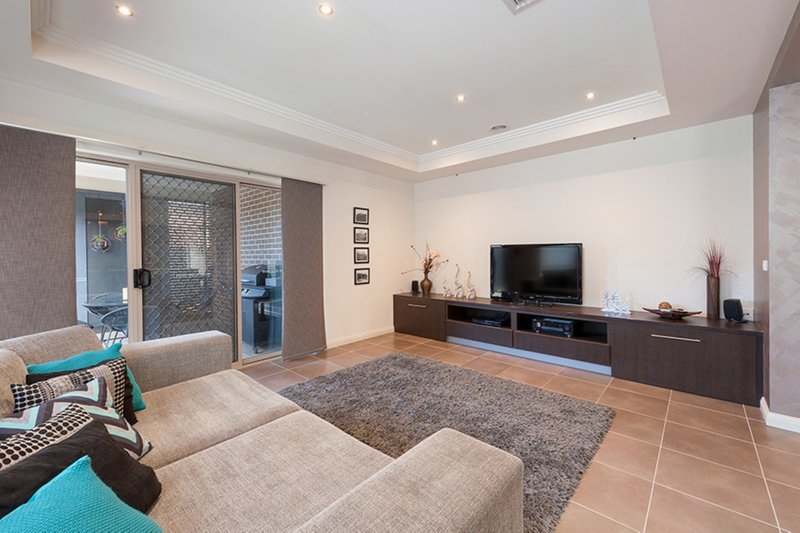 Photo - 14 Centennial Park Drive, Craigieburn VIC 3064 - Image 5