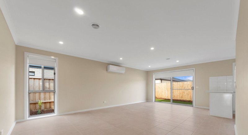 Photo - 14 Cheyne Street, Werribee VIC 3030 - Image 4