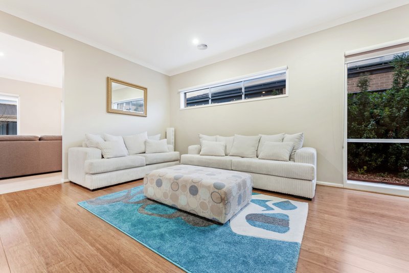 Photo - 14 Clopton Rise, Craigieburn VIC 3064 - Image 6