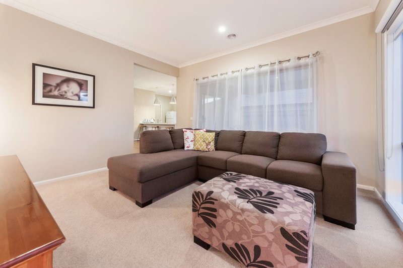 Photo - 14 Clopton Rise, Craigieburn VIC 3064 - Image 8