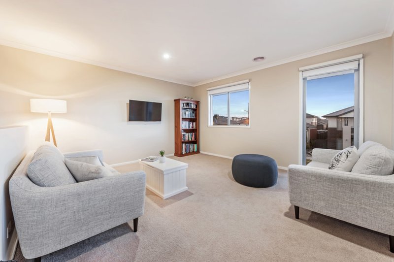 Photo - 14 Clopton Rise, Craigieburn VIC 3064 - Image 9