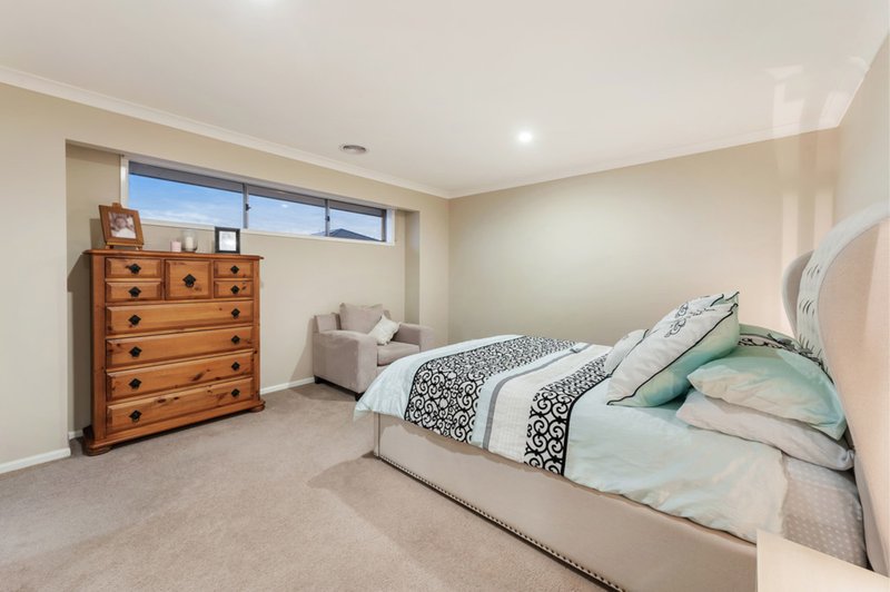 Photo - 14 Clopton Rise, Craigieburn VIC 3064 - Image 11